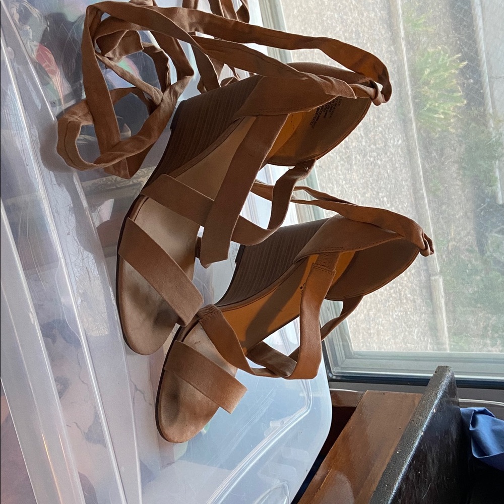 Cute wedge wrap arounds - Picture 5 of 7